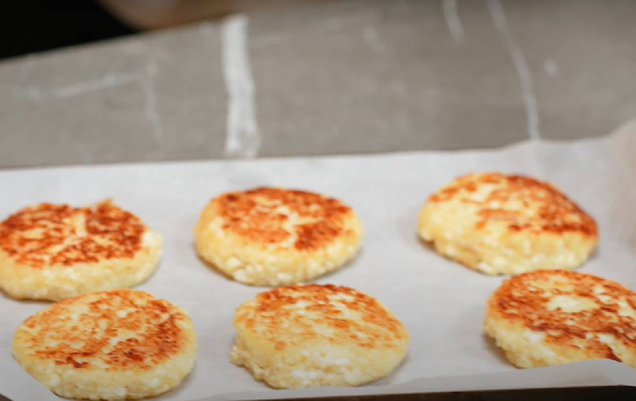 Сирники з яблуками за 40 хвилин: рецепт солодкого сніданку від Клопотенка